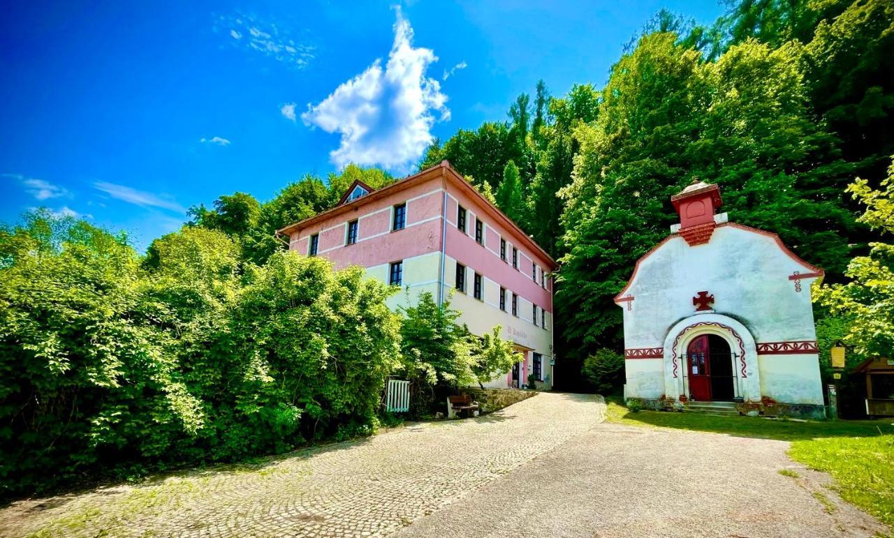 Haraburdi Recyclart Hotel Kostelec nad Orlicí Dış mekan fotoğraf