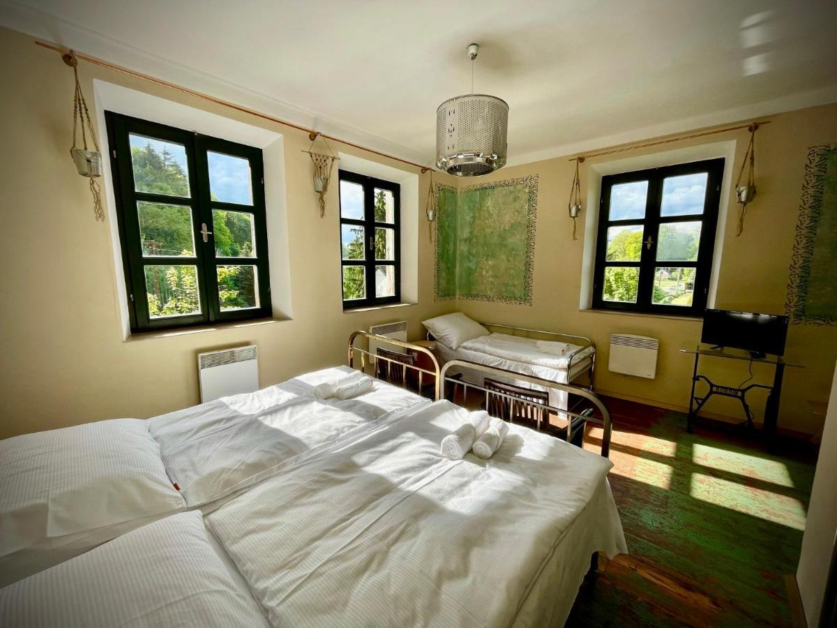 Haraburdi Recyclart Hotel Kostelec nad Orlicí Dış mekan fotoğraf