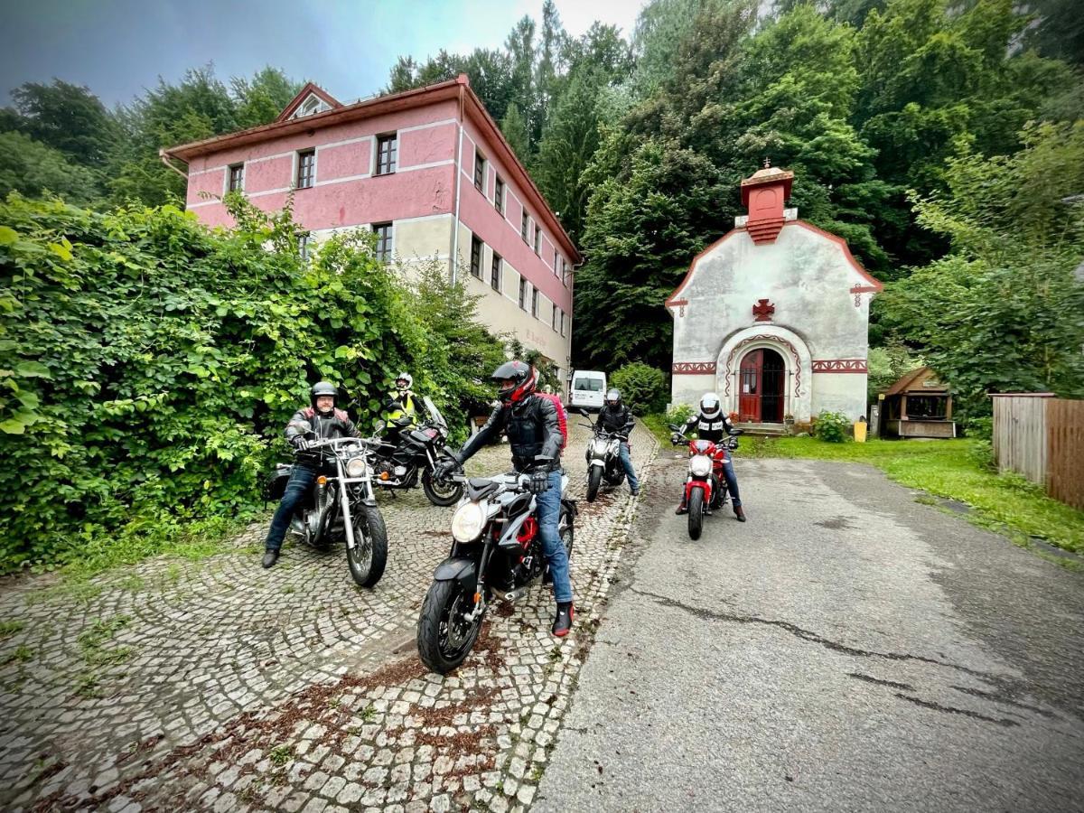 Haraburdi Recyclart Hotel Kostelec nad Orlicí Dış mekan fotoğraf