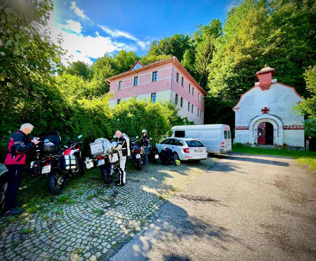 Haraburdi Recyclart Hotel Kostelec nad Orlicí Dış mekan fotoğraf