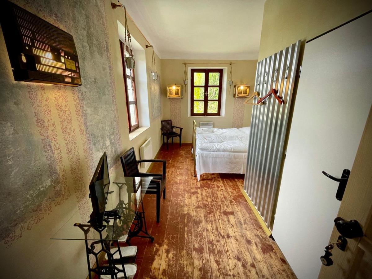 Haraburdi Recyclart Hotel Kostelec nad Orlicí Dış mekan fotoğraf